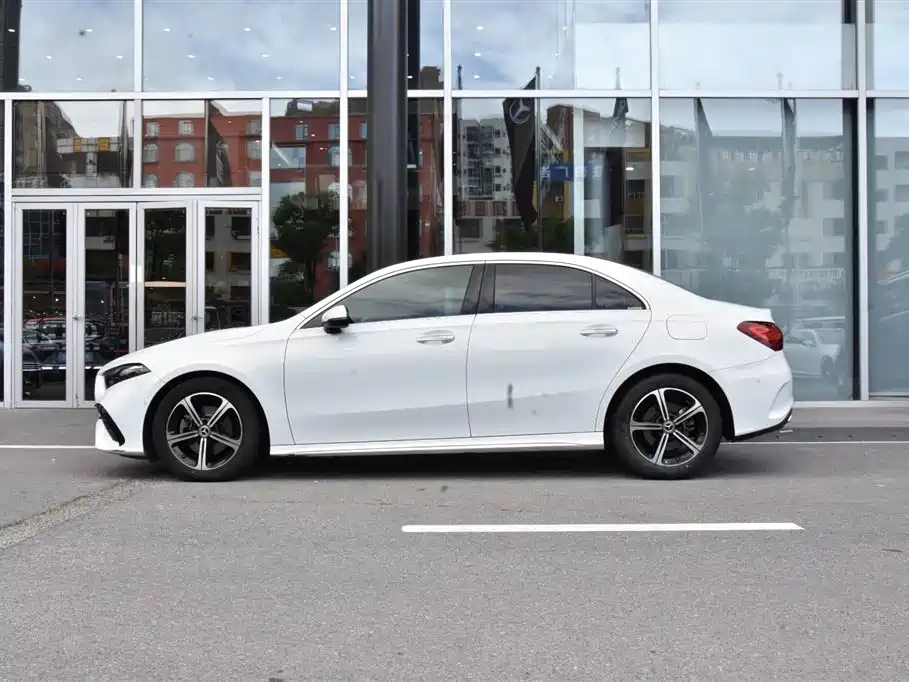 Mercedes-Benz A-Class 2024 — фото 3