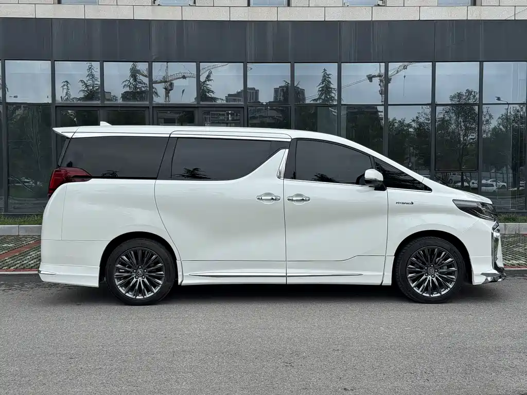 Toyota Alphard 2023 — фото 10
