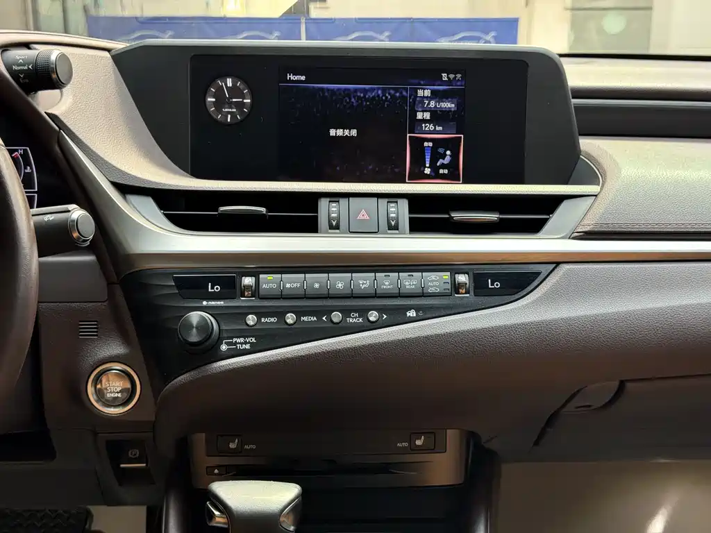 Lexus ES 2019 — фото 15