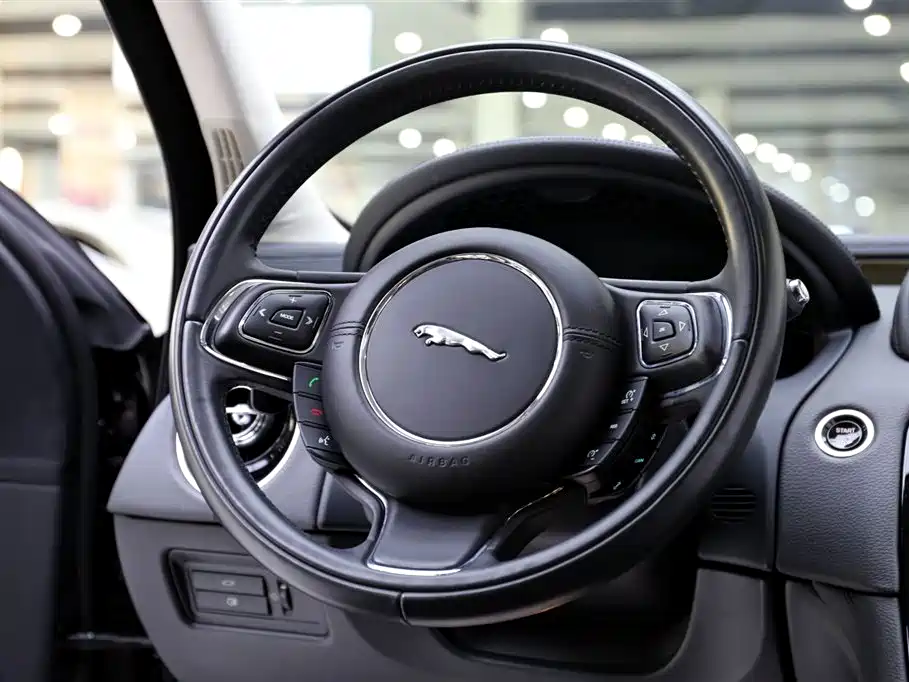 Jaguar XJ 2019 — фото 11