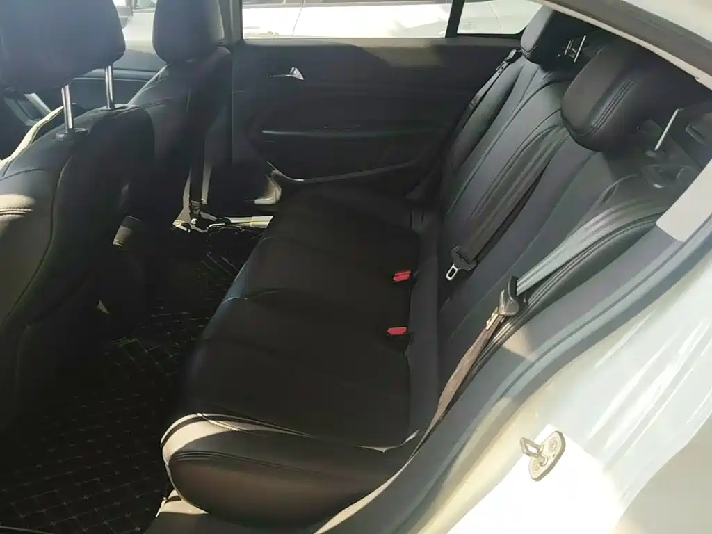 Peugeot 408 2015 — фото 17