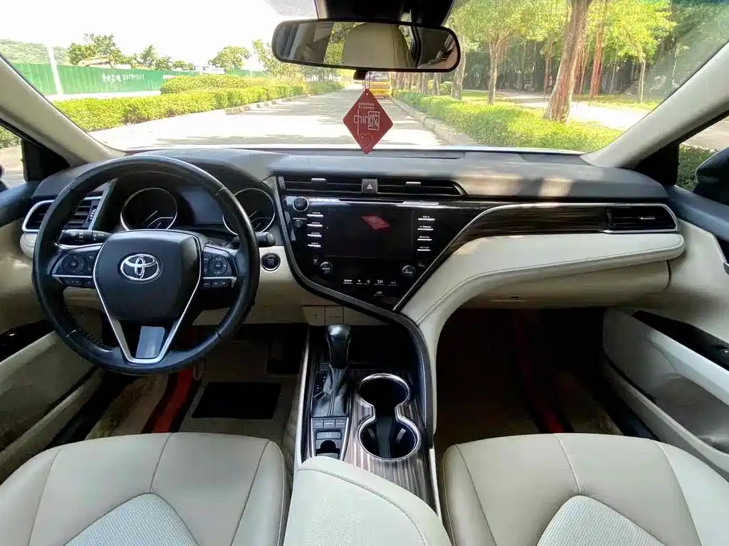 Toyota Camry 2018 — фото 6