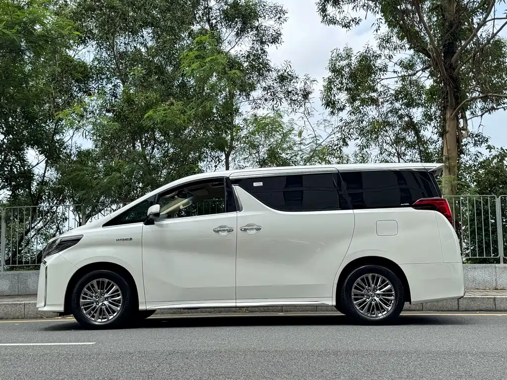 Toyota Alphard 2022 — фото 8