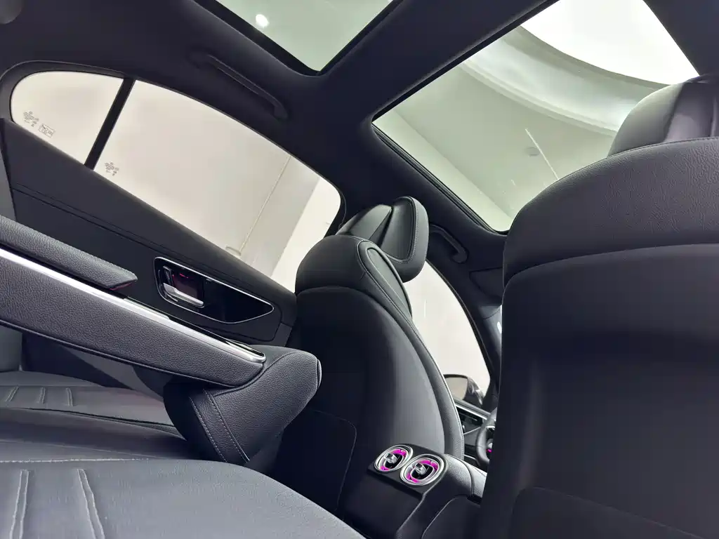 Mercedes-Benz C-Class 2024 — фото 15