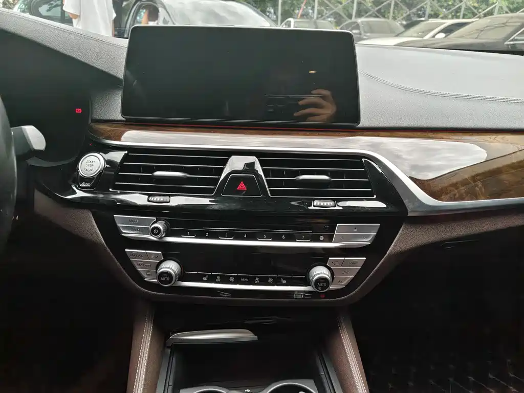 BMW 5 Series 2019 — фото 15