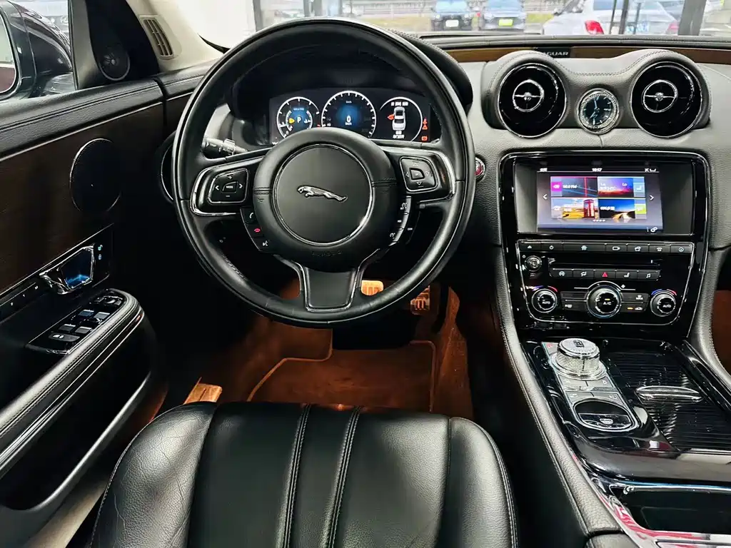 Jaguar XJ 2017 — фото 14