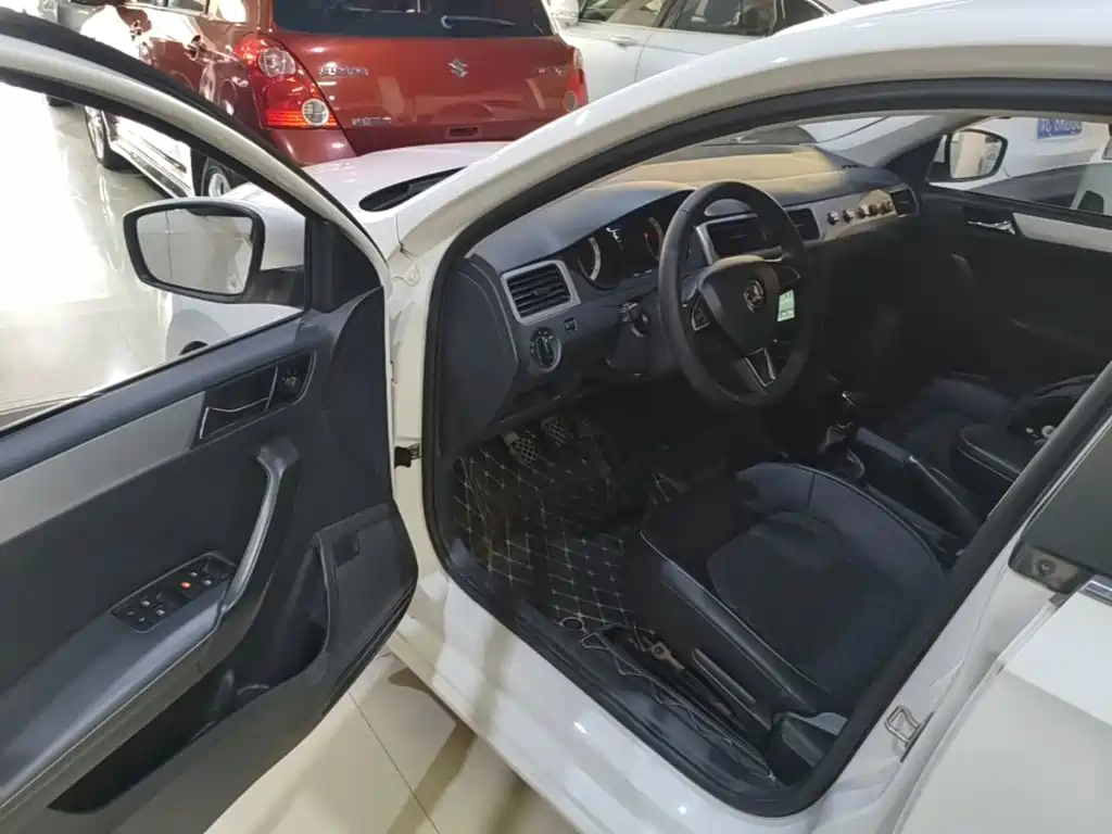 Skoda Rapid Spaceback 2018 — фото 16