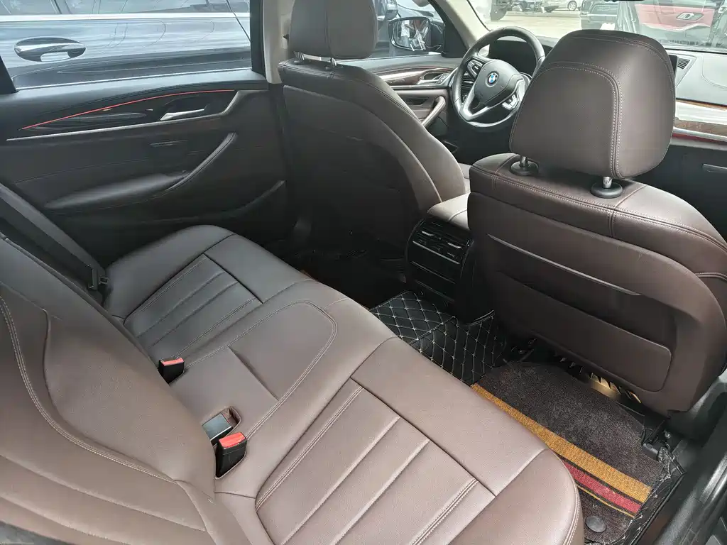 BMW 5 Series 2019 — фото 10