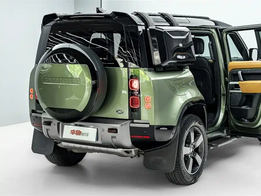 Land Rover Defender 2023 — фото 34