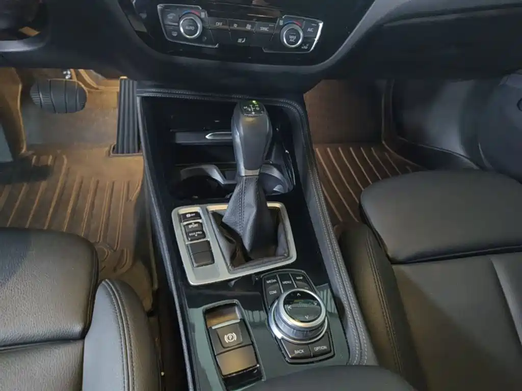 BMW 1 Series 2018 — фото 14