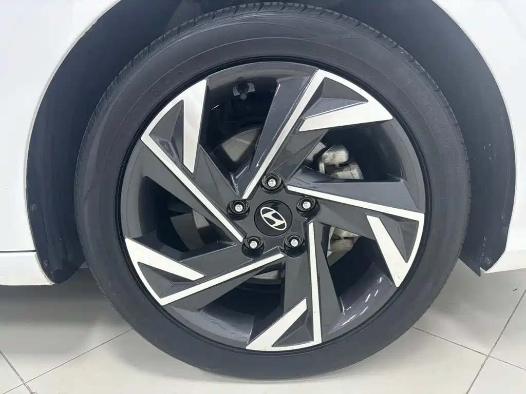 Hyundai Elantra 2023 — фото 25