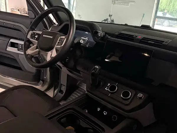Land Rover Defender 2023