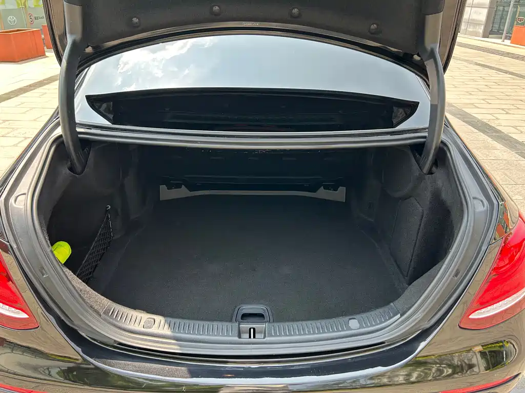 Mercedes-Benz E-Class 2020 — фото 15