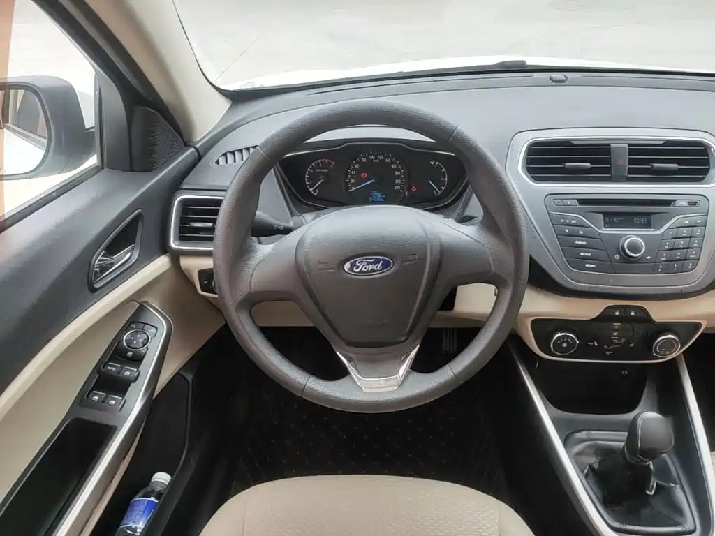 Ford Escort 2016 — фото 11