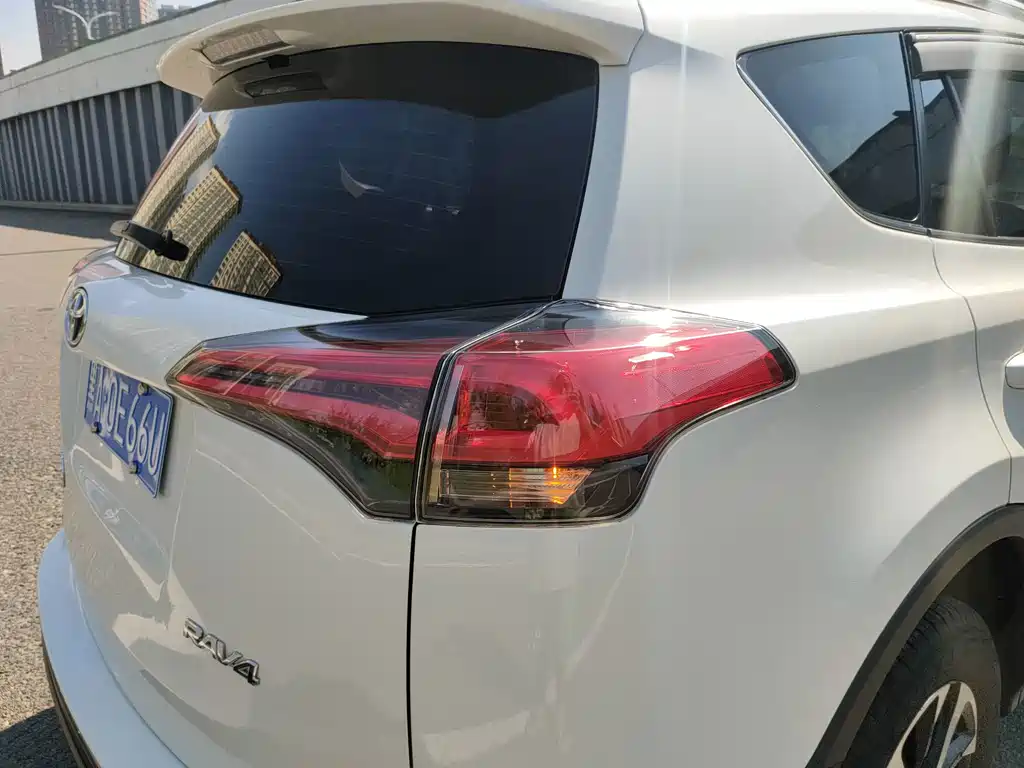 Toyota RAV4 2019 — фото 17