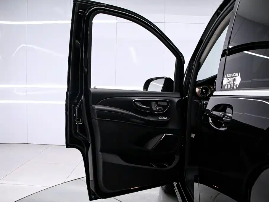 Mercedes-Benz V-Class 2021 — фото 12