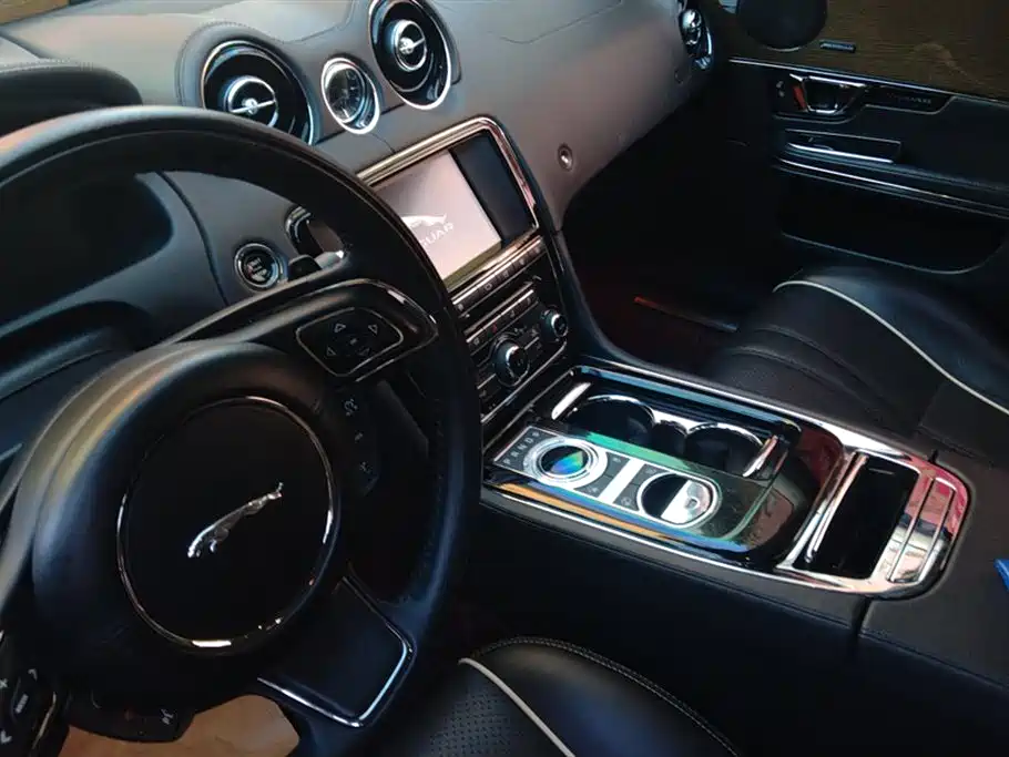 Jaguar XJ 2017 — фото 13