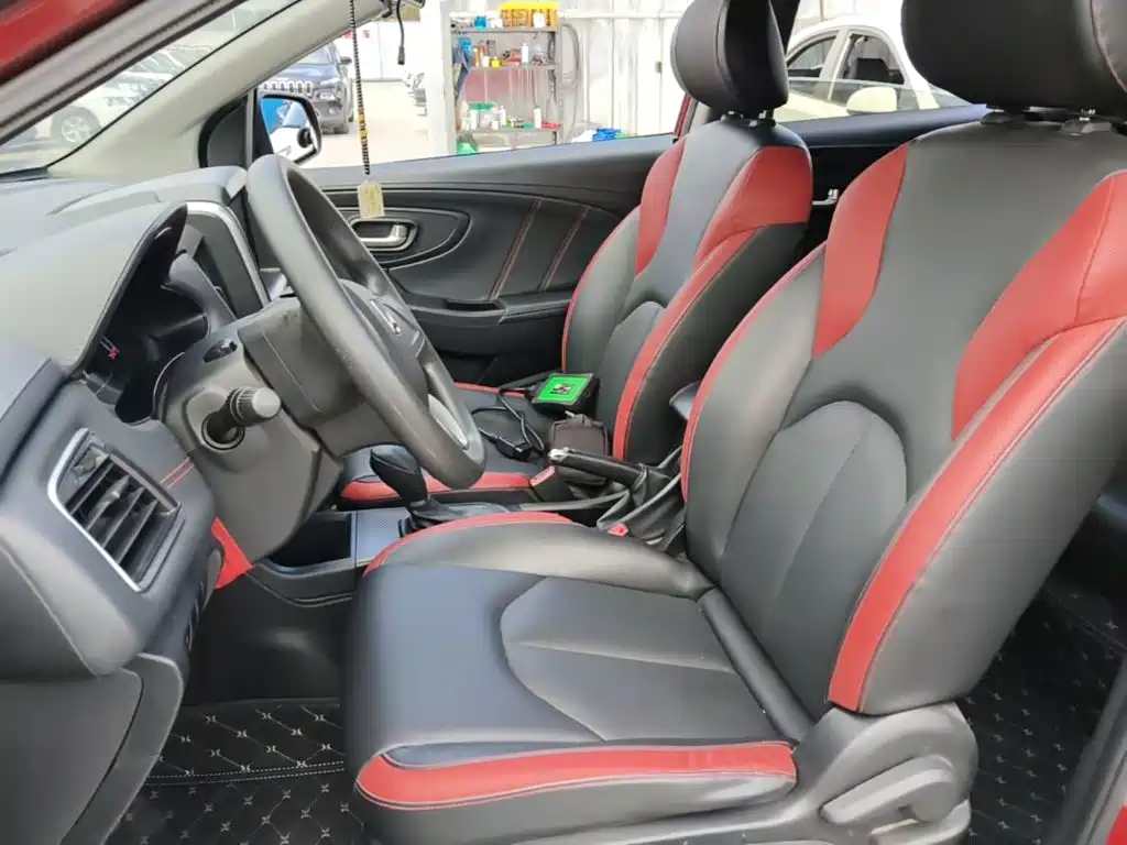 Luxgen U5 SUV 2018 — фото 15