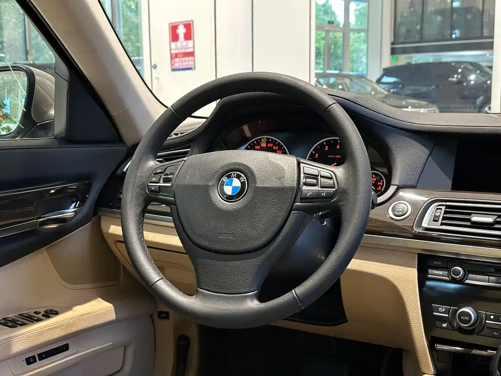 BMW 7 Series 2011 — фото 14