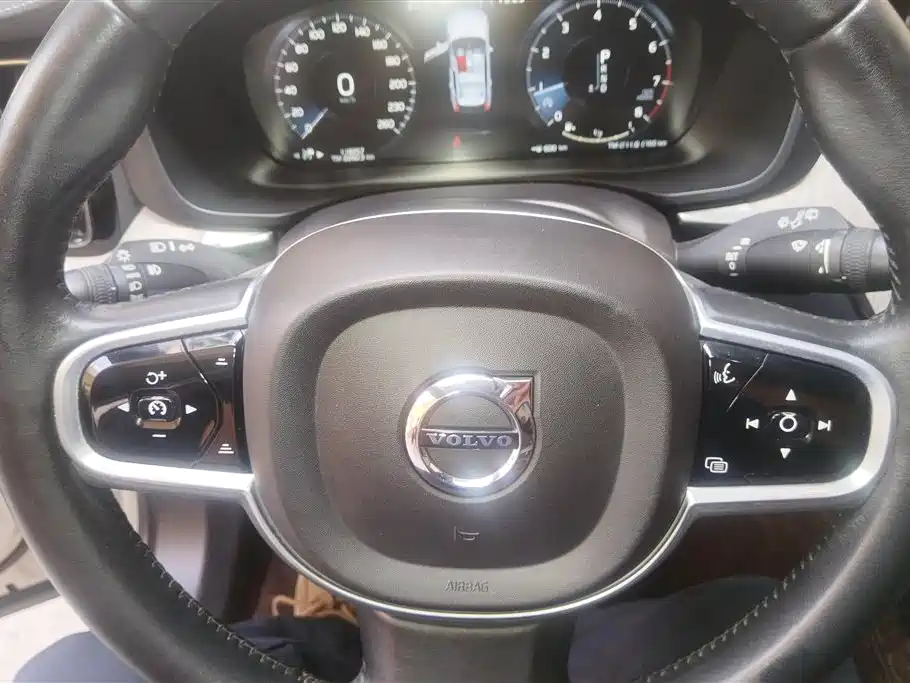 Volvo XC60 2018 — фото 15