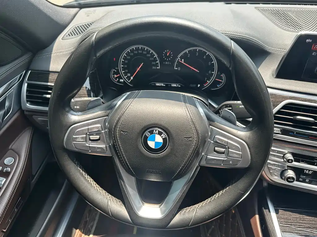 BMW 7 Series 2018 — фото 15