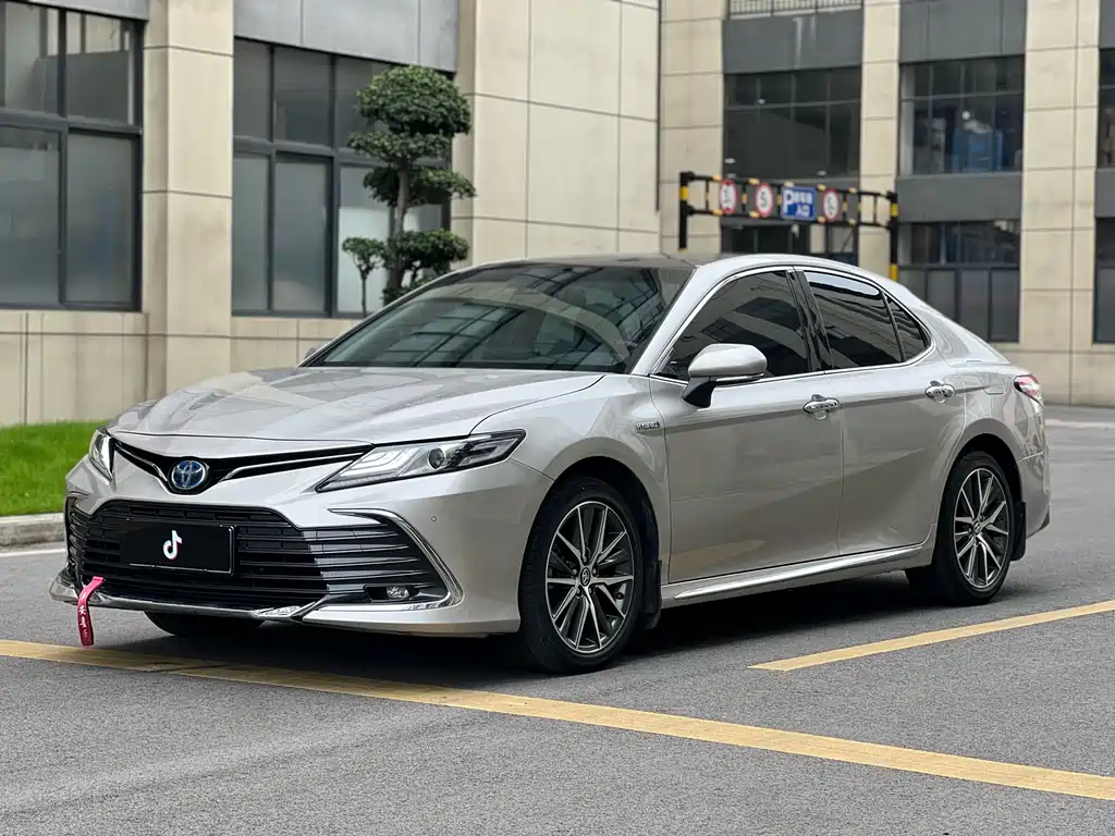 Toyota Camry 2023 — фото 1