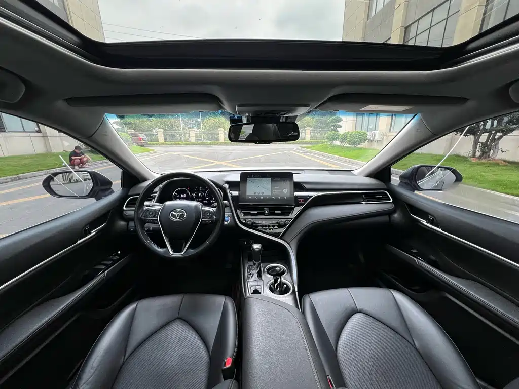 Toyota Camry 2023 — фото 14