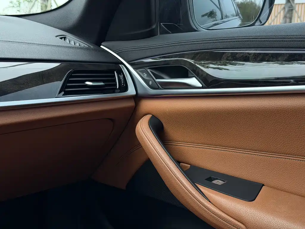 BMW 5 Series 2018 — фото 14