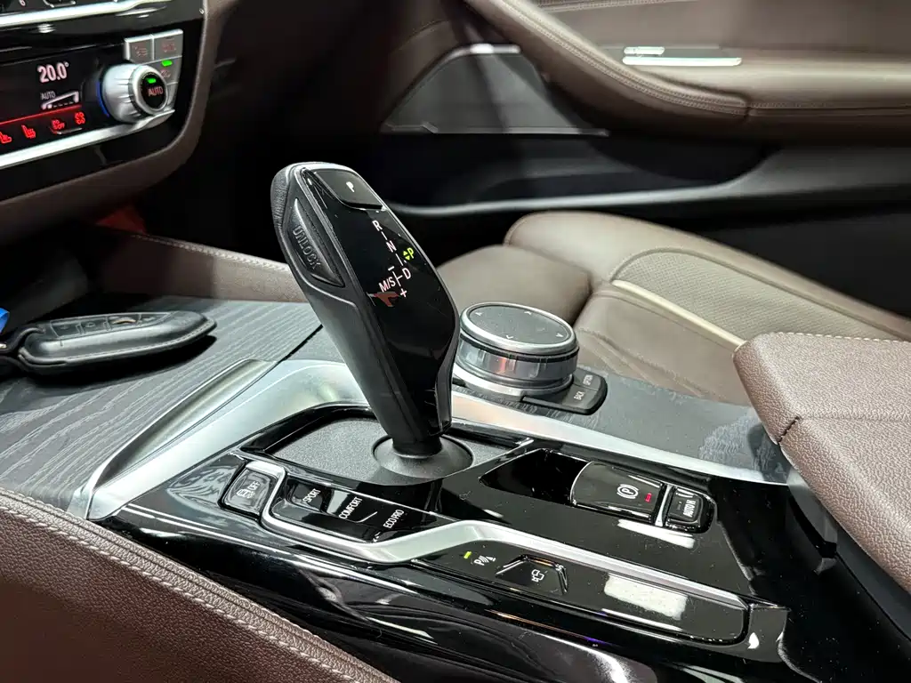 BMW 5 Series 2021 — фото 11