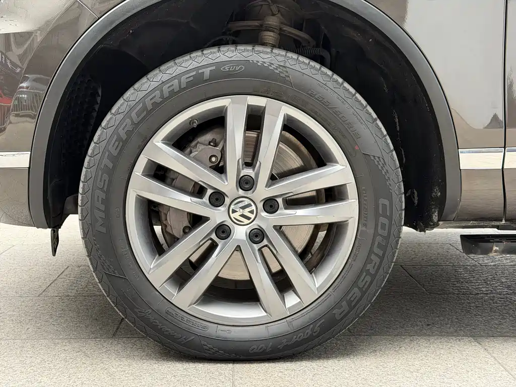 Volkswagen Touareg 2018 — фото 16