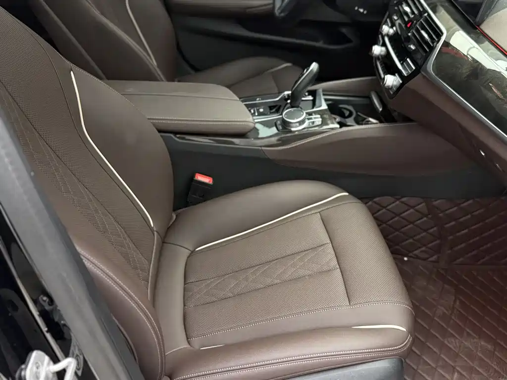 BMW 5 Series 2021 — фото 11