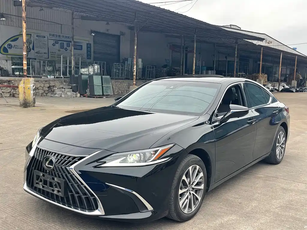 Lexus ES 2023 — фото 1