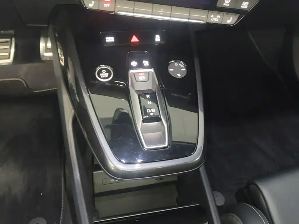 Audi Q4 e-tron 2025 — фото 21