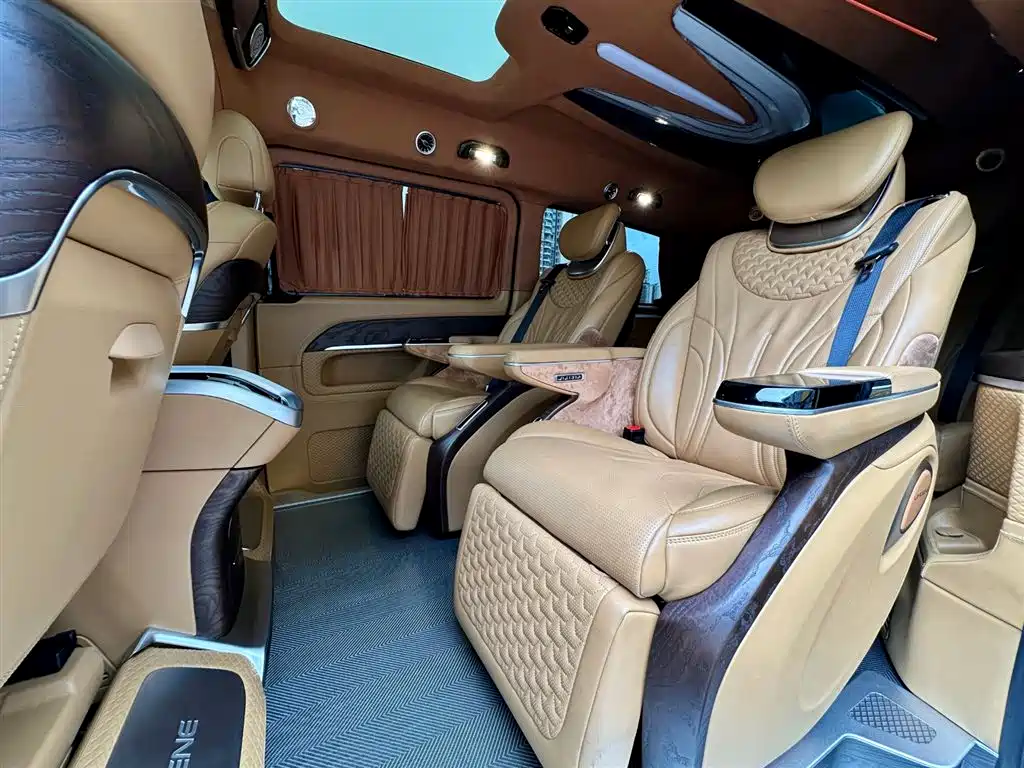 Mercedes-Benz V-Class 2023 — фото 16
