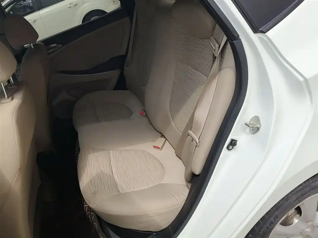 Hyundai Verna 2015 — фото 17