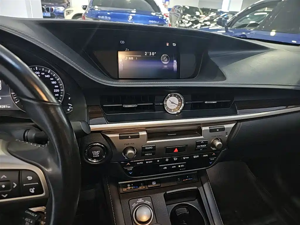 Lexus ES 2017 — фото 13
