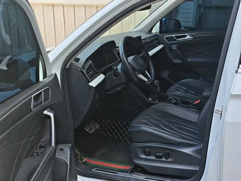 Volkswagen Tiguan L 2023 — фото 8
