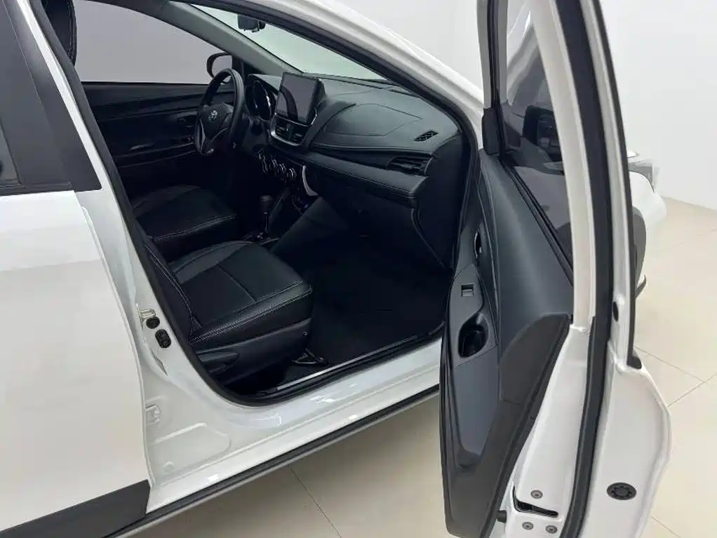 Toyota Yaris L 2022 — фото 11