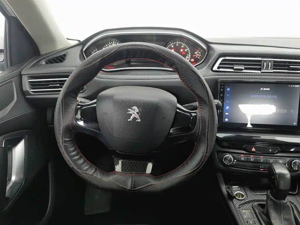 Peugeot 308 2019 — фото 11