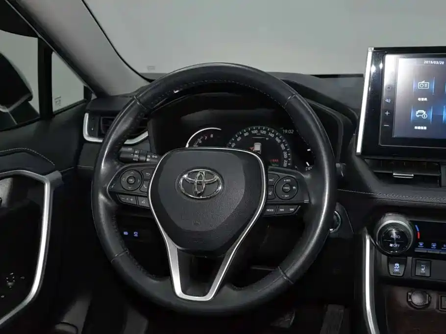 Toyota RAV4 2019 — фото 13