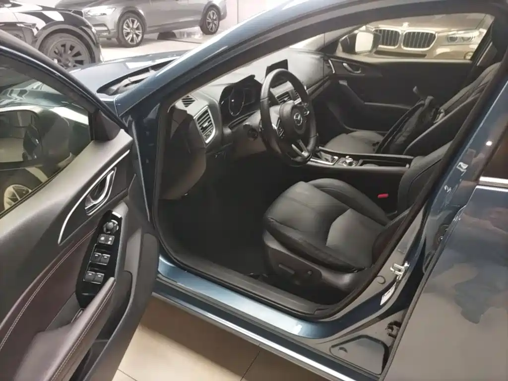 Mazda 3 Axela 2018 — фото 16