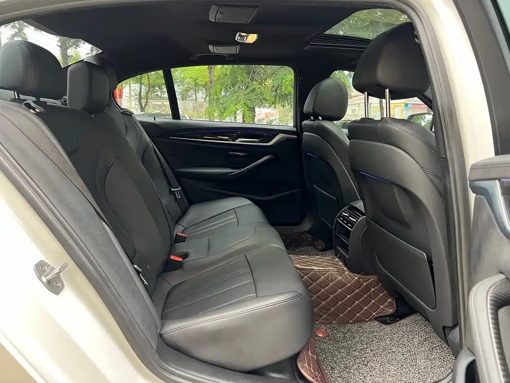 BMW 5 Series 2018 — фото 17