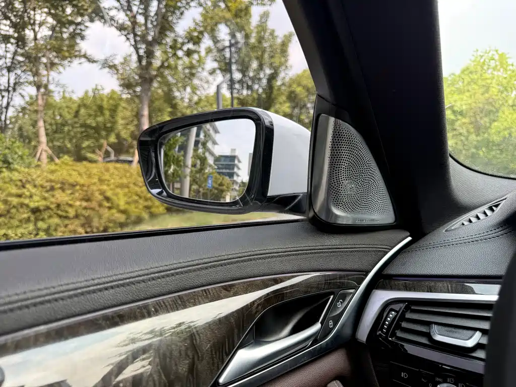 BMW 5 Series 2019 — фото 16