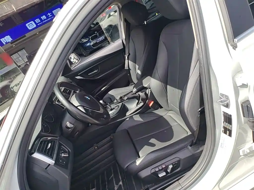 BMW 3 Series 2018 — фото 15