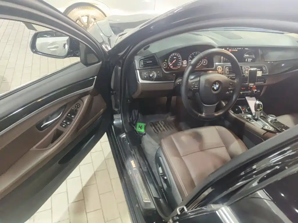 BMW 5 Series 2016 — фото 16