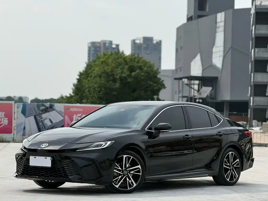 Toyota Camry 2025 — фото 1