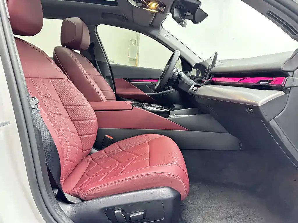 BMW 5 Series 2025 — фото 13