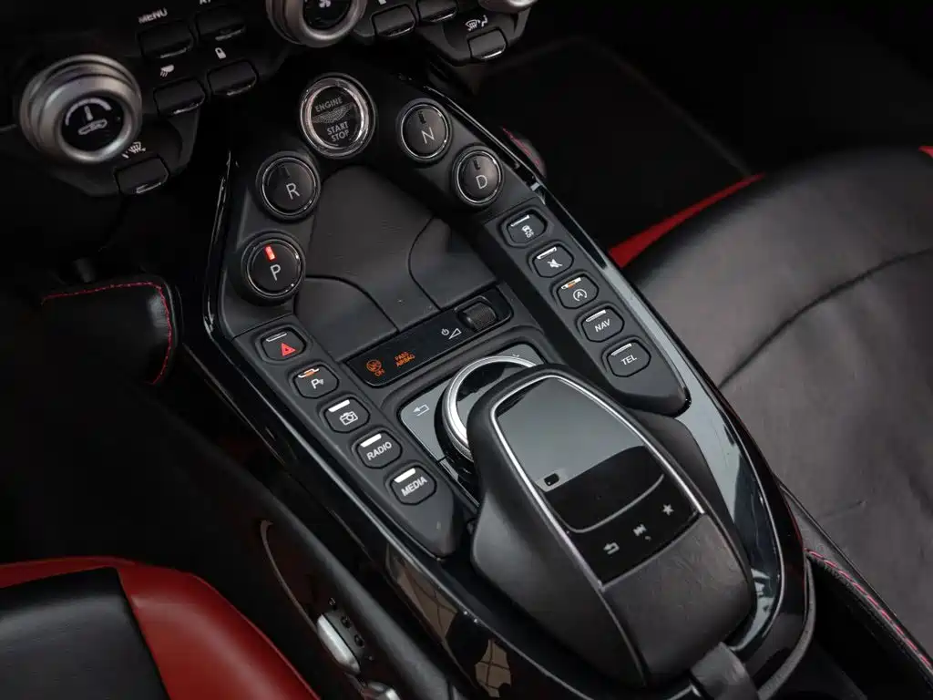 Aston Martin V8 Vantage 2019 — фото 14