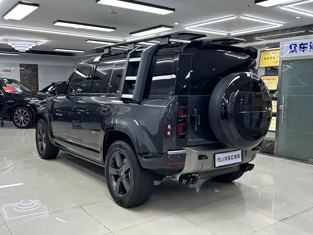 Land Rover Defender 2024