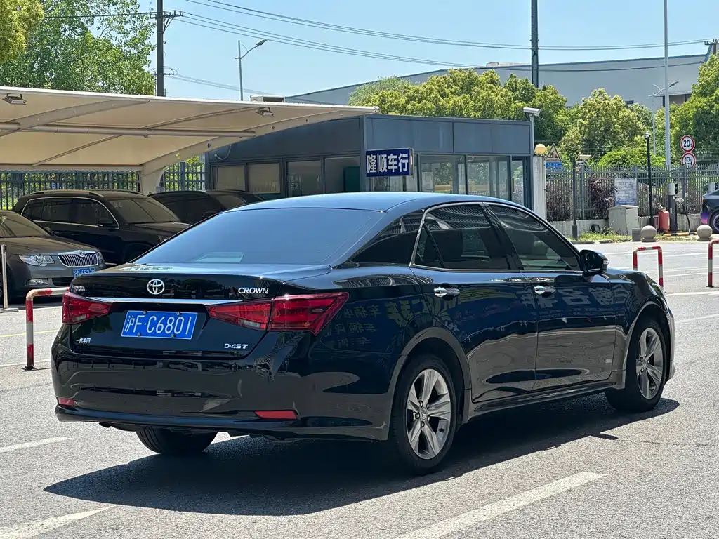Toyota Crown 2017 — фото 12